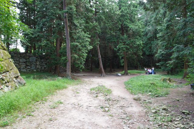 安土山を登り安土城の本丸に到着。左に天守台の石垣あり。