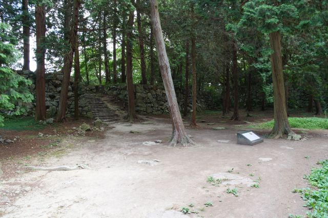 左の階段から天主台に上がれます。