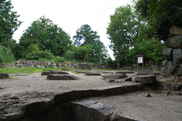 石垣に囲まれた空間、安土城天主の地下1階部分です。歴史のその場所に足を踏み入れます。