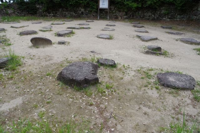 礎石がその痕跡を伝えています。