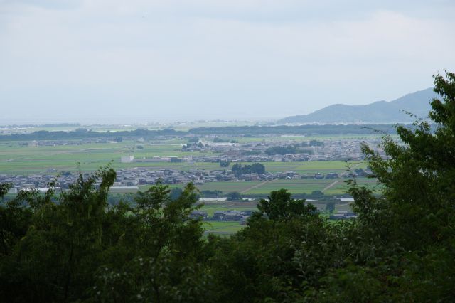 町、山並、琵琶湖が見えます。