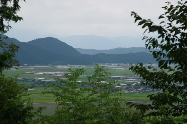 山並が連なる風景。見えた眺望はここまで、次は摠見寺の跡を通って戻ります。