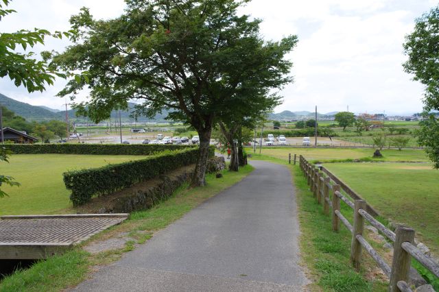 これで安土城散策を終えます。ガイダンス施設やお手洗いによって駐車場へ。