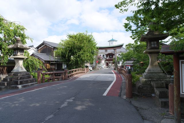 八幡堀に架かる白雲橋へ。