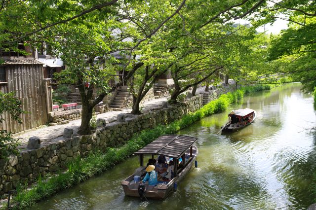 左側には石畳道と雰囲気のある建物群。遊覧船も心地よさそうです。