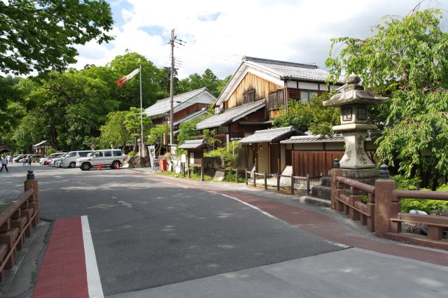 日牟禮（ひむれ）神社、八幡山方面。道脇は駐車場でいくつかお店があり賑わいます。