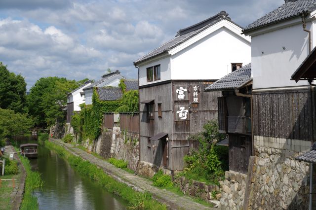 堀沿いに蔵が続いています。