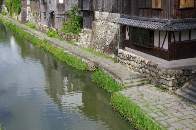 川沿いの石畳の小道に降りることができます。