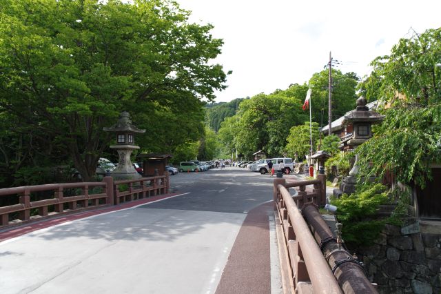 日牟禮（ひむれ）神社、八幡山方面。