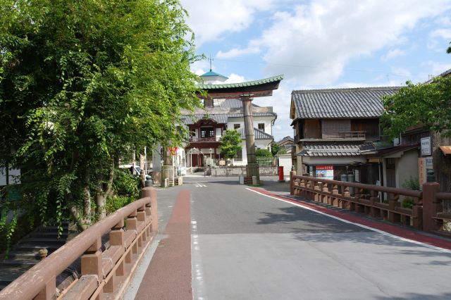 白雲橋の先には鳥居があります。