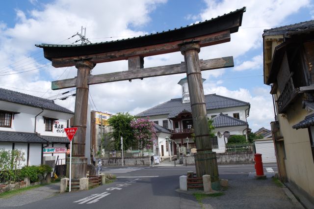 大きな鳥居とT字路突き当りに白雲館。