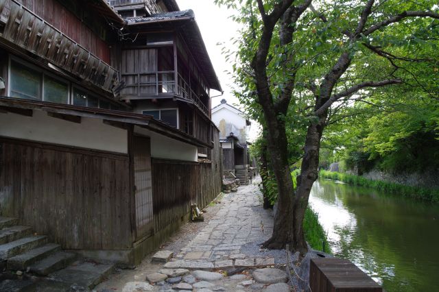 橋の脇の階段から下に降りました。川と木造の建物が迫る狭い路地がとても風情です。