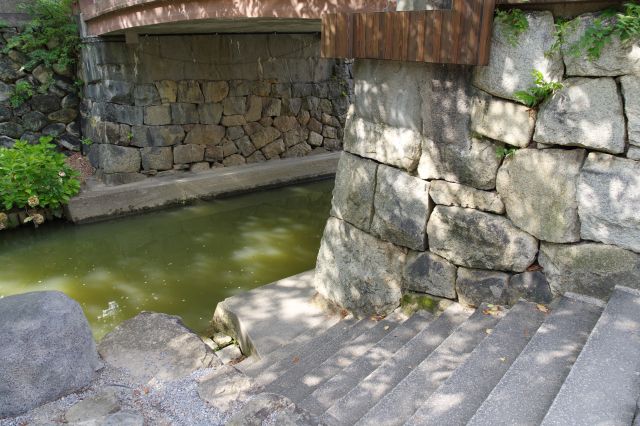 白雲橋の下をくぐるにはさらに階段を下ります。