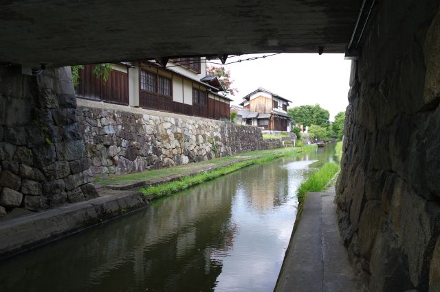 白雲橋の下を歩きます。足元の幅が狭いです。