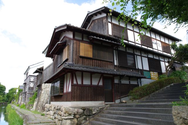 橋の先に出ました。さきほどの木造の建物を見上げるアングルに。こちらにも階段があります。