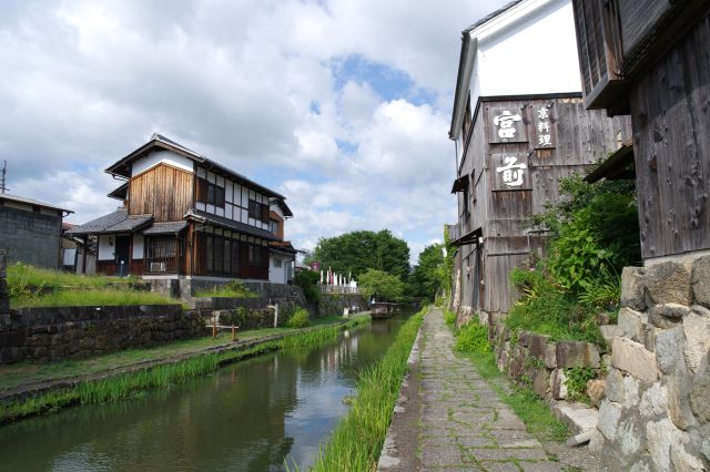 堀の水面近くから蔵などを見上げるのもまたリアルな風情。