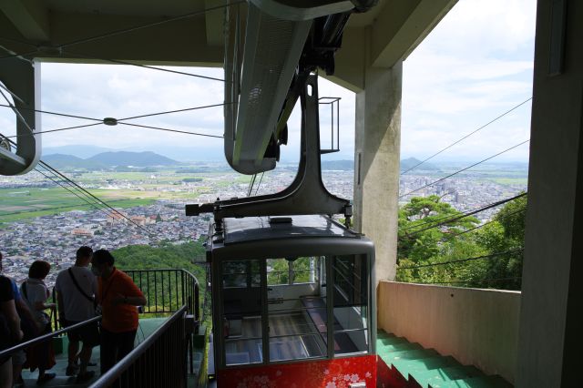 後方に近江八幡の街並みを眺めながら約4分で山上駅に到着。セミが鳴き暑いけど風は涼しいです。