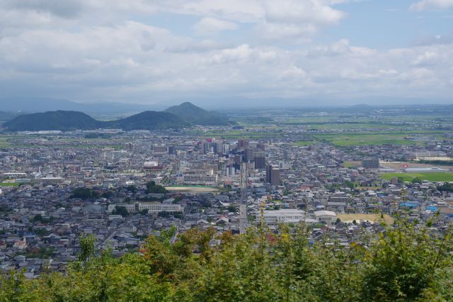 南南東方面、近江八幡駅方面に続く街並みと奥に山並が見えます。