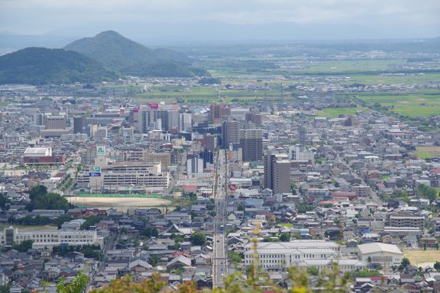 近江八幡駅周辺は大きな建物が多いです。