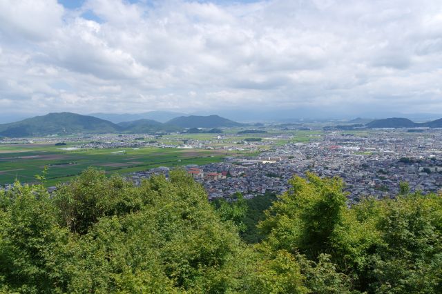 東側は田園地帯と近くに山並があります。