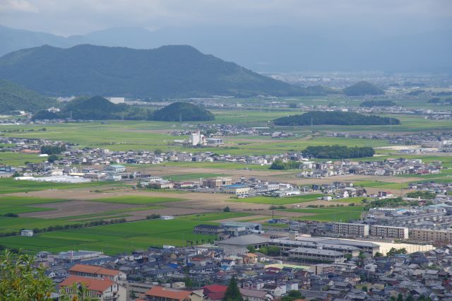 近江八幡駅周辺と比べてのどかな雰囲気です。