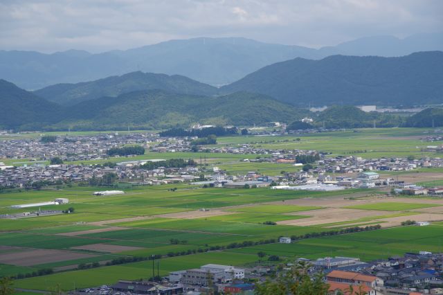 右側の街並みと山並。