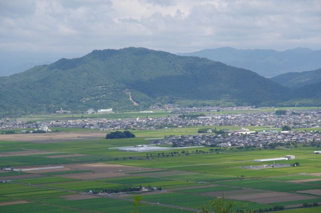 少しずつ右へ、近くの大きな山は繖山（きぬがさやま）で観音寺城跡があります。