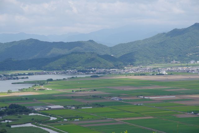 西の湖の突き当りにある小さめの山が安土山で信長の安土城跡があります。