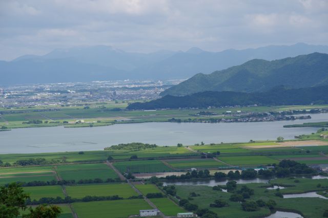 彦根方面の街並みに続きます。