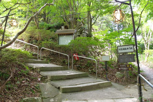 再び分岐へ、左には本丸で城主豊臣秀次を弔う瑞龍寺があります。