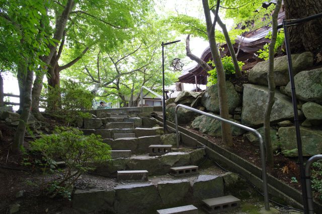 石段を登ります。