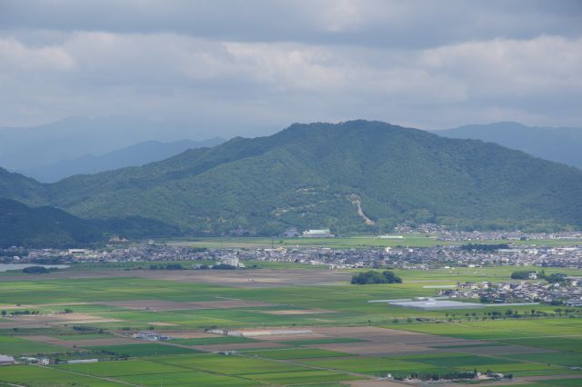 大きな繖山（きぬがさやま）の観音寺城跡。