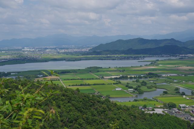 西の湖。かつては安土山まで迫っていたようです。