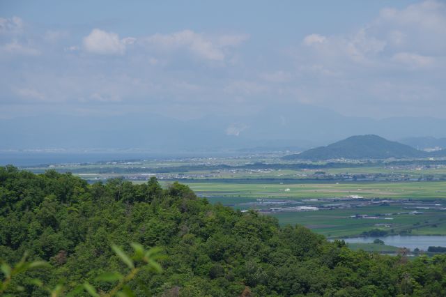 北側には琵琶湖が少しだけ見えます。