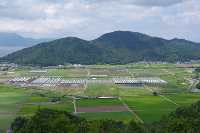 北西側、平野と琵琶湖の間に長命寺山があります。