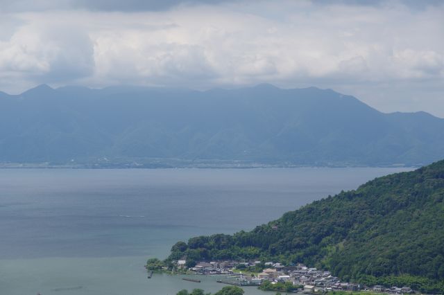 琵琶湖の対岸の大きな山並が見えます。