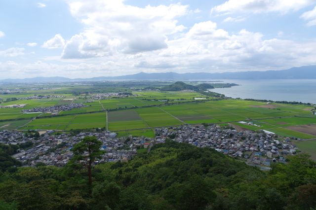 南西側、広い平野が続きます。