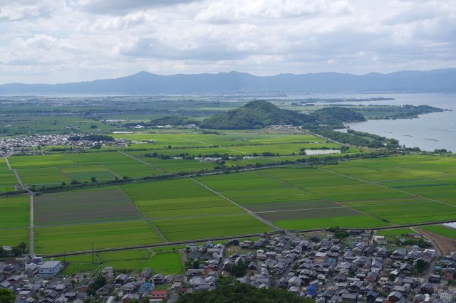 山の近くはきれいな田園地帯があります。湖沿いの山も印象的です。