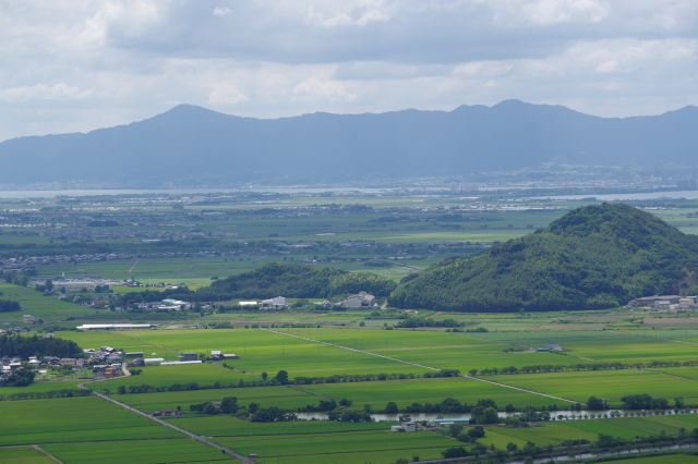 琵琶湖沿いの平野が続く風景。