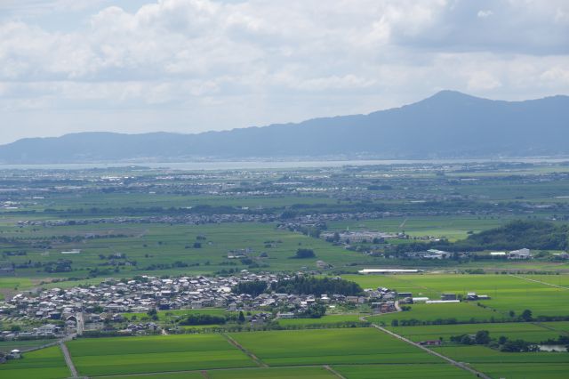 奥には琵琶湖の南湖。