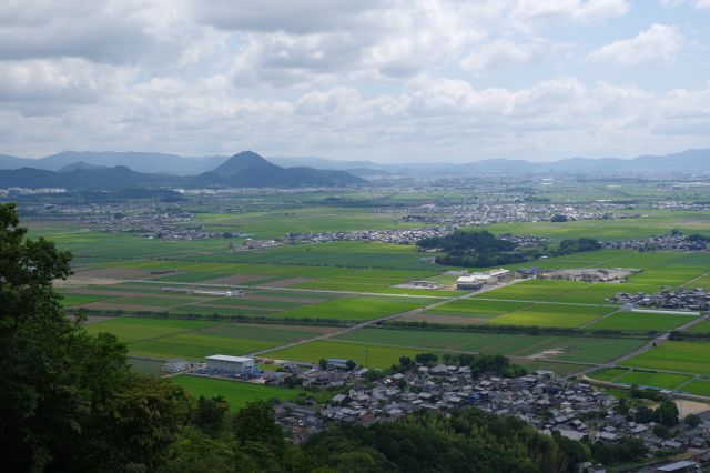 南よりは山並の風景。