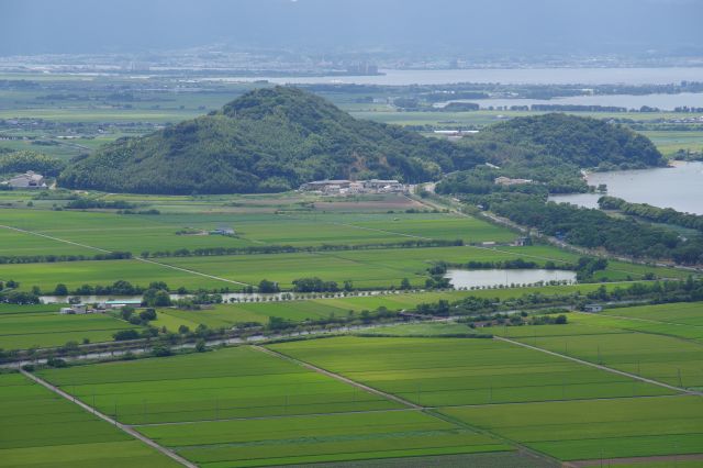 湖沿いの山、こちらも城跡のようです。