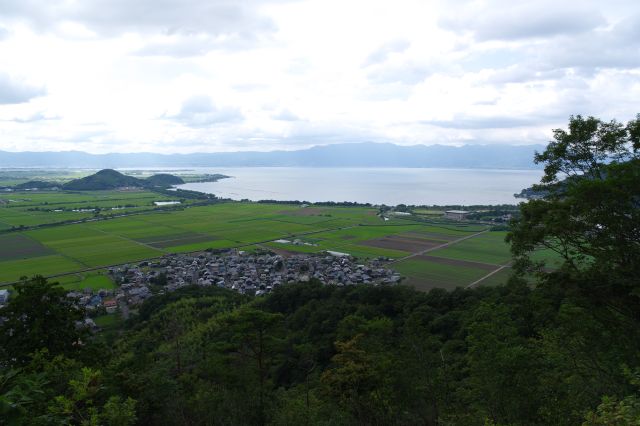 右手には琵琶湖が見えます。