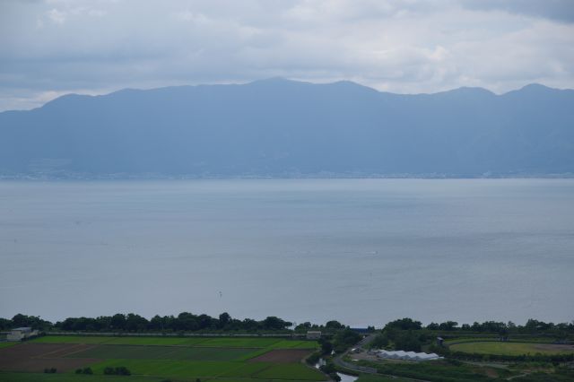 琵琶湖の向こうにある山並みが見えます。