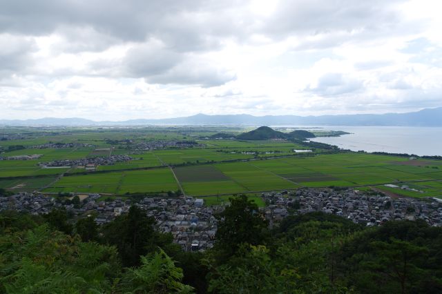 南西側、琵琶湖沿いに平野が続きます。