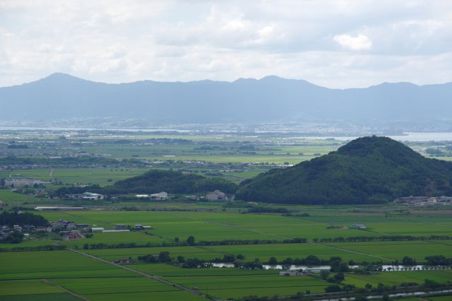 奥は琵琶湖の南湖側。