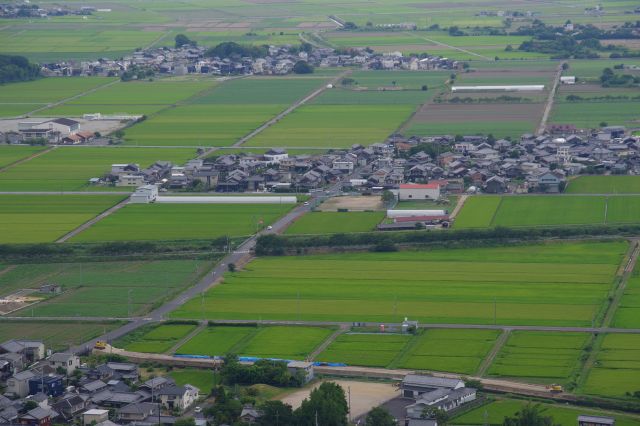 住宅街と田園風景。