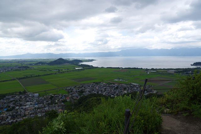 出丸の西側の角からの琵琶湖方面、少し眺望の角度が変わりました。