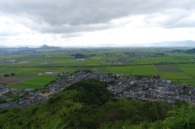 尾根の先に平野が広がる風景。