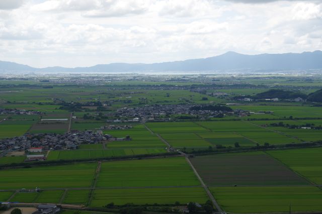 住宅と田園風景。